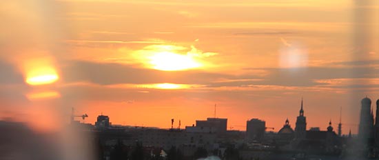 Ein Platz mit Aussicht auch über die Stadt auf der Hoch5 Dachterrasse am Ostbahnhof (©Foto. Martin Schmitz)